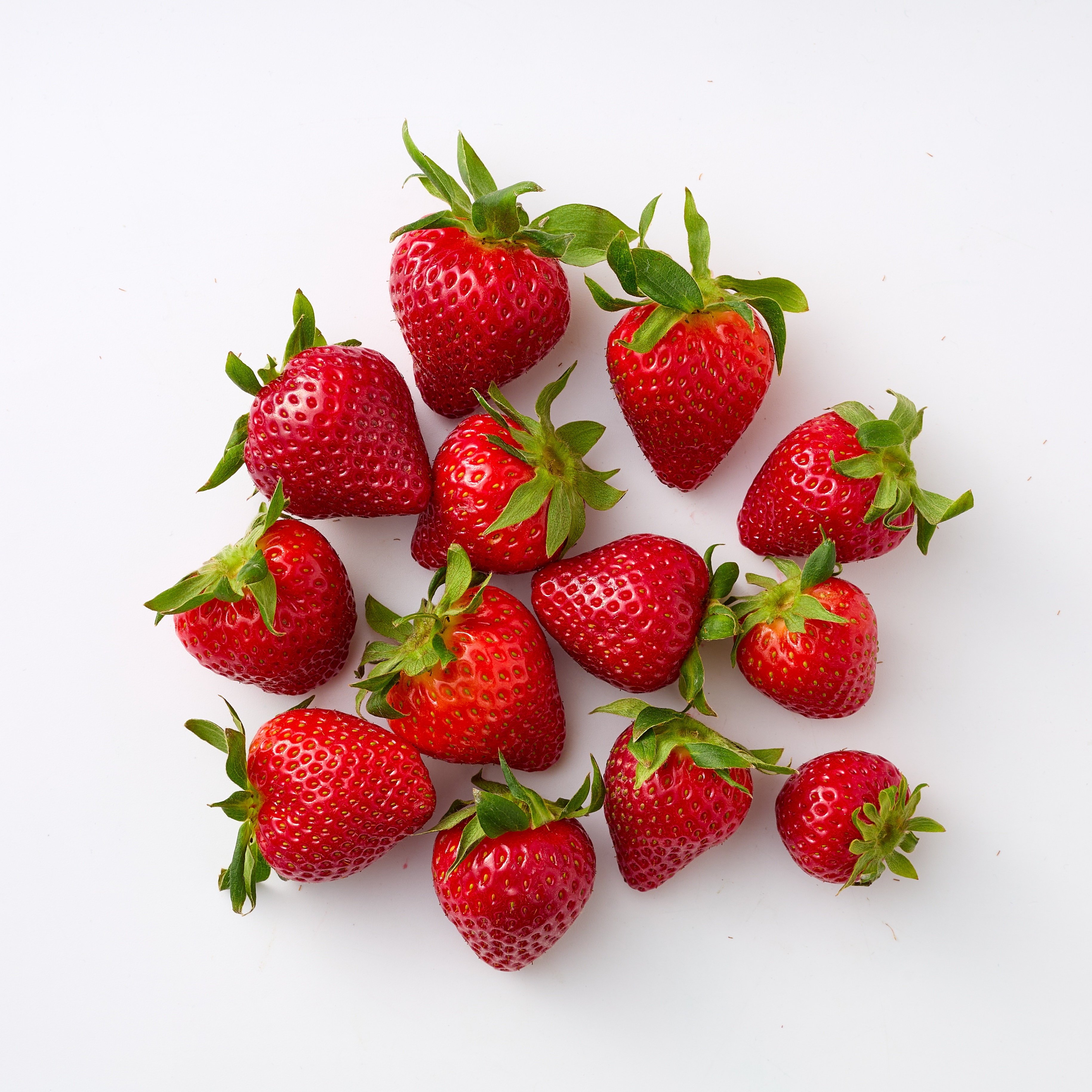 Source strawberry product photo before automatic background removal